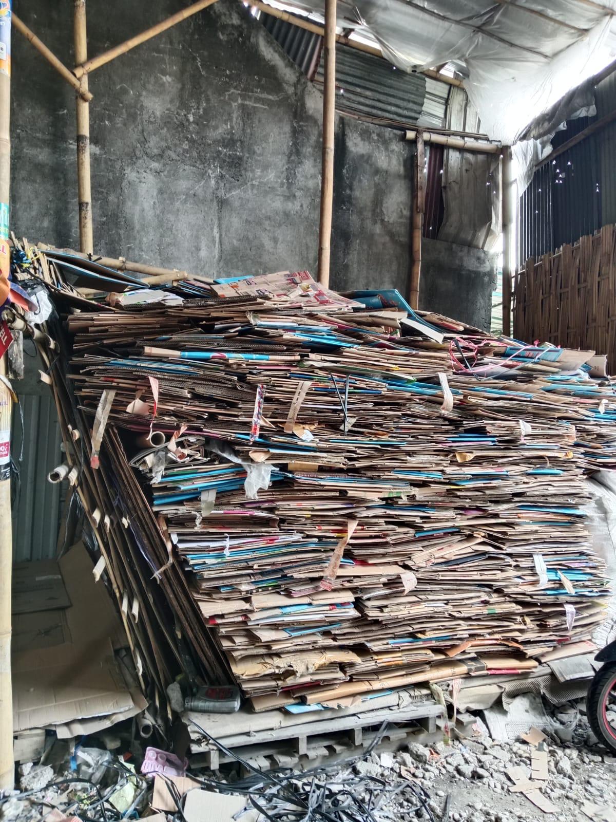 Tumpukan kardus bekas di gudang CV Multijaya Perkasa