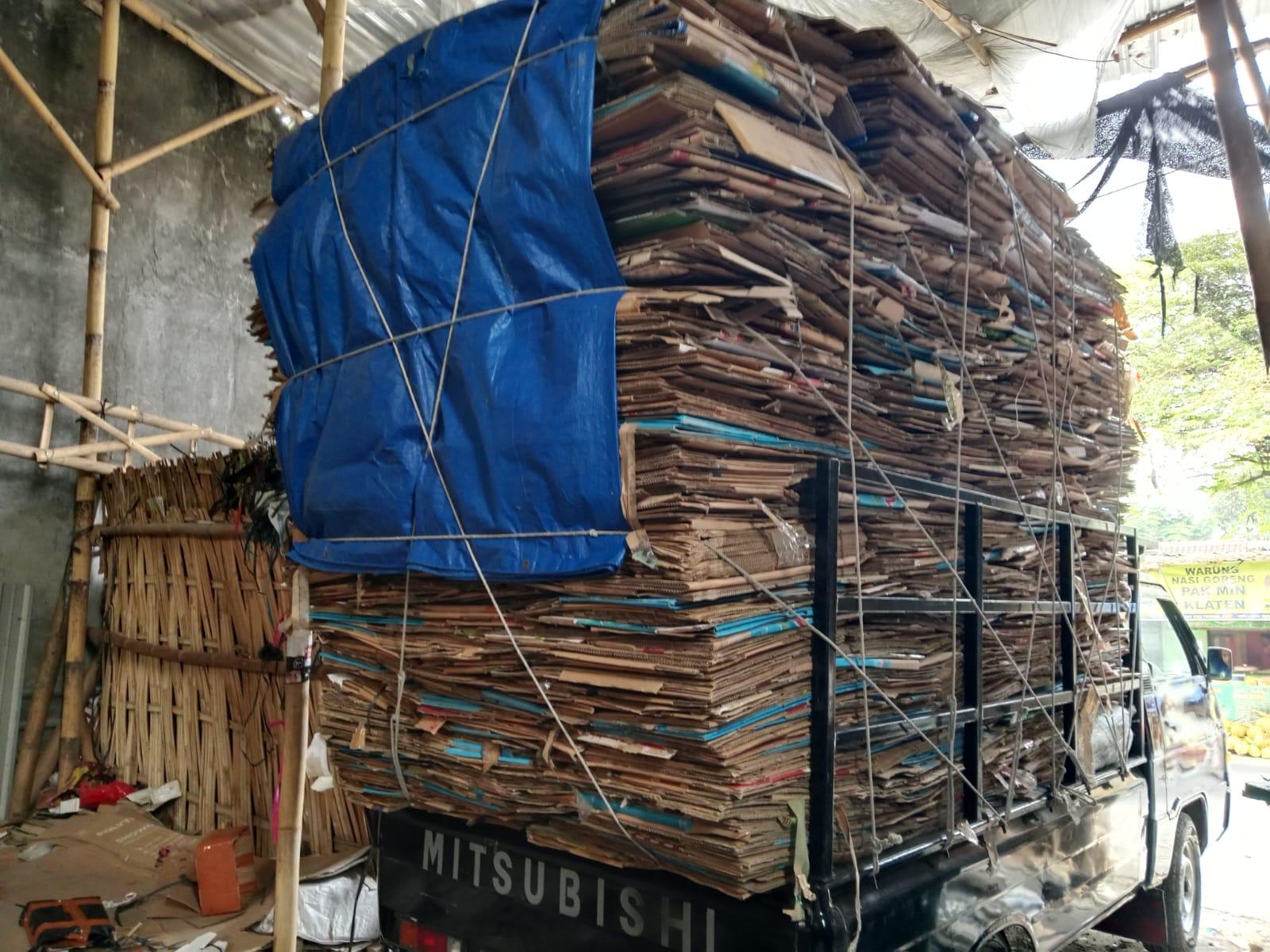 Truk bermuatan penuh kardus bekas terikat rapi di gudang CV Multijaya Perkasa